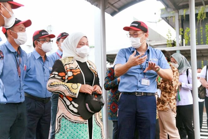 
					Menaker  Ibu Ida Fauziyah menghadiri dan menyaksikan penandatanganan PKB di PT Bridgestone Tire.