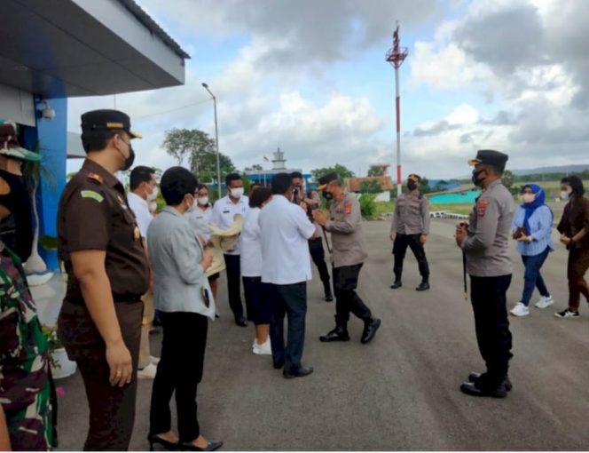 
					Kunjungan Kapolda NTT Disambut Bupati Rote Ndao dan Forkopimda