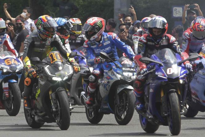 
					Jelang MotoGP Mandalika Pembalap dari Team Suzuki Ikuti Parade MotoGP di Istana Negara