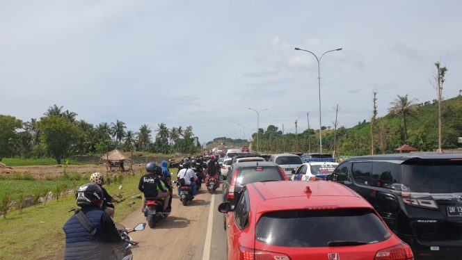 
					Jalur Menuju Sirkuit Mandalika Macet, Polisi Lakukan Rekayasa Lalin