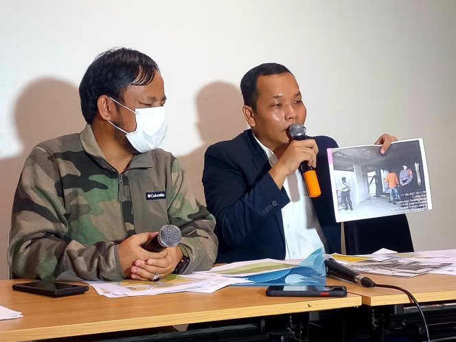 
					Marihot Pasaribu warga Pesanggrahan,  DKI Jakarta bersama Kuasa Hukumnya Patar Aritonang saat jumpa pers,  Kamis 21 April 2022, di Jakarta (foto : INAnews)