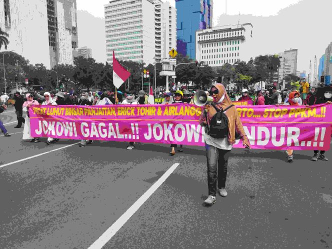 
					Ratusan  Emak Emak Dan Mahasiswa Geruduk Patung Kuda Monas Serukan jokowi Mundur