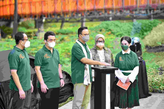 
					Anies Ngabuburit Bareng Warga Sambil Resmikan Tebet Eco Park