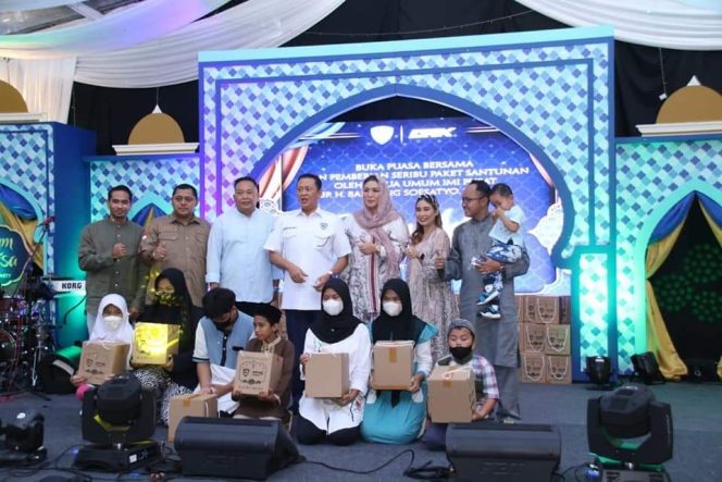 
					Bamsoet Bersama Founder CRK Corporation Berikan Santunan Anak Yatim di Acara Seribu Malam Keberkahan Otomotif Indonesia