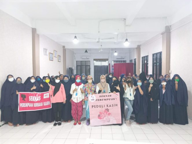 
					Foto bersama penghuni lapas perempuan pondok bambu