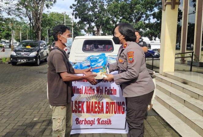 
					Kompol Dewa Ayu, Bagikan Ratusan Sak Beras Bagi Kaum Dhuafa