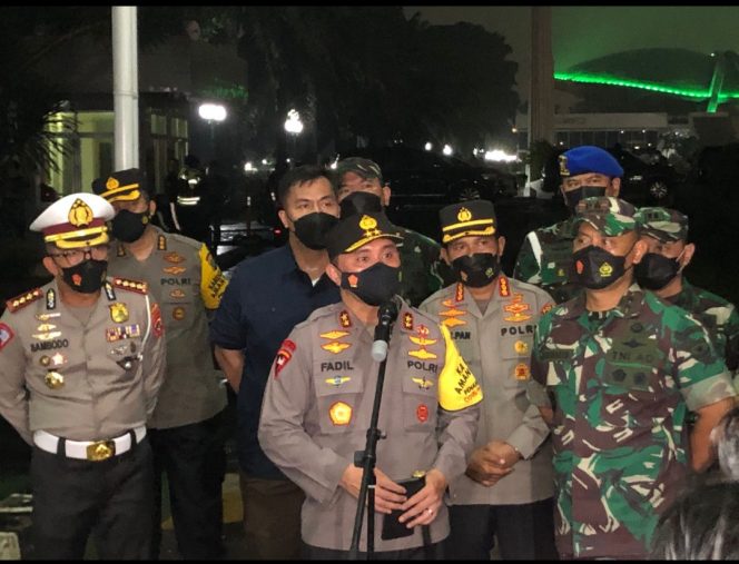 
					Kapolda Metro dan Pangdam Jaya Sampaikan Situasi Pasca Unras dan Ade Armando