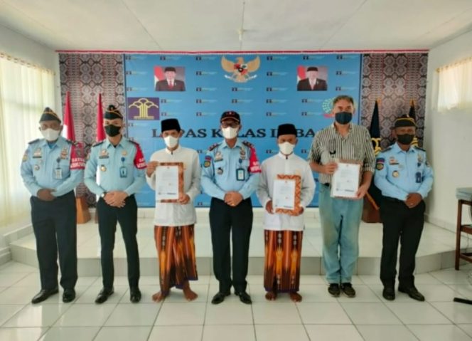 
					Lapas Kelas III Baa,  Laksanakan Shalat Idul Fitri Bersama dan Berikan Remisi Khusus Hari Raya