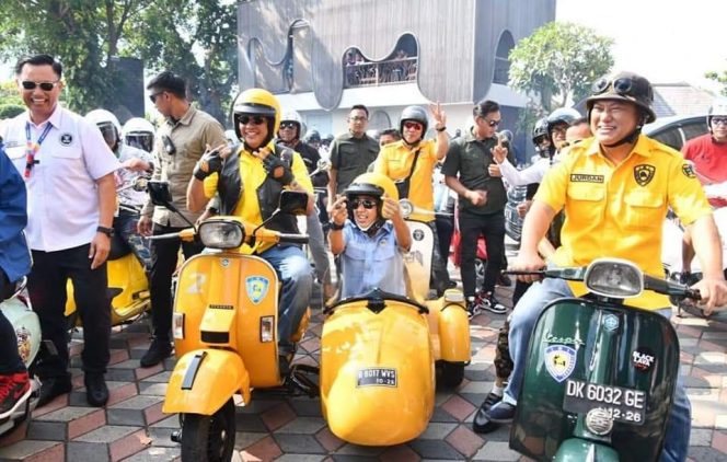 
					Meriahkan Vespa World Day 2022 di Bali, Waketum Partai Golkar Bamsoet Riding Bareng Komunitas Vespa