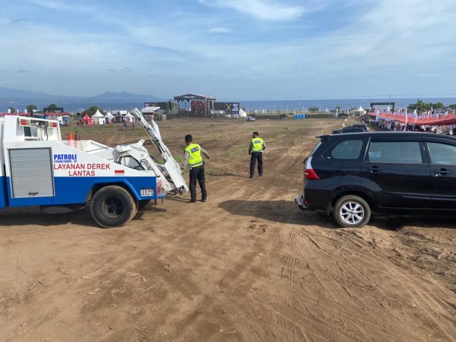 
					Cegah Kemacetan, Polisi Derek Mobil Yang Parkir Sembarangan