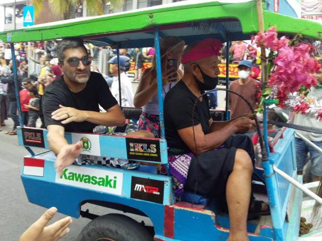 
					Masyarakat Sumbawa Tumpah Ruah, Saksikan Pembalap MXGP Samota Naik Dokar