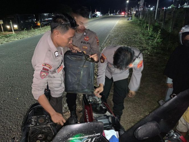 
					Respek, Anggota Polri Berikan Bantuan Kepada Pengunjung yang Kehabisan BBM