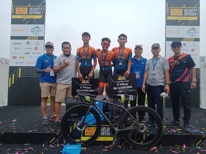 
					Tim MULA Cyling saat berfoto bersama pada acara balap sepeda Velocity Criterium di Central Park Meikarta, Kabupaten Bekasi pada minggu 26 juni 2022 (foto : INAnews)