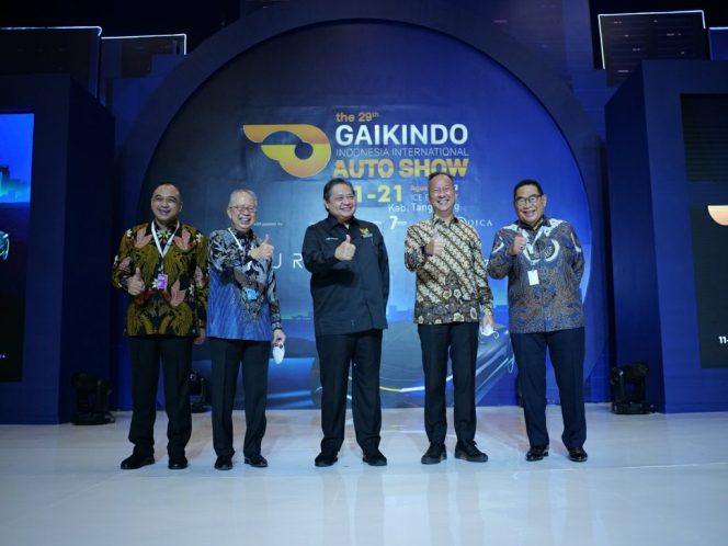 
					Airlangga Hartarto Bersama  Agus Gumiwang Kartasasmita Secara Resmi Buka GIIAS 2022