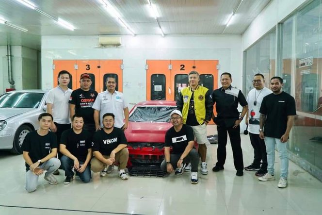 
					Ketum IMI Bamsoet Tinjau Mobil Modifikasi Blackstone Live Modz 2022 Milik Gading Marten