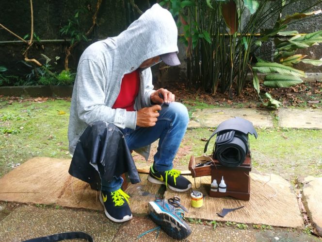 
					Menolak Punah, Melestarikan Profesi Tukang Sol Sepatu