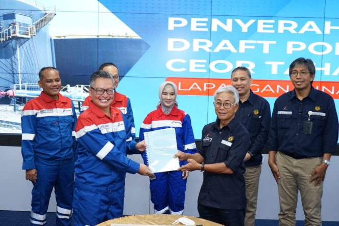 
					Dirut PHR Serahkan CEOR WK Rokan Kepada SKK Migas