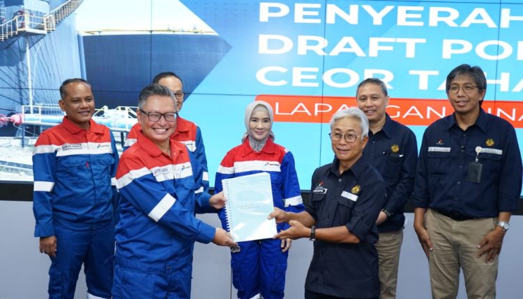 Dirut PHR Serahkan CEOR WK Rokan Kepada SKK Migas - INAnews
