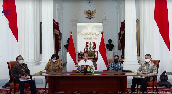 
					Presiden Jokowi didampingi sejumlah menteri menyampaikan pernyataan perihal pengalihan subsidi BBM, Sabtu (03/09/2022), di Istana Merdeka, ( dok : setkab.go.id)
