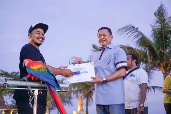 
					Ketua MPR RI Gelar Lomba Fun Free Fly Burung Paruh Bengkok di Bali
