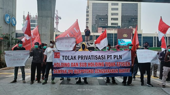 
					Jaringan Advokasi Publik Indonesia (JAPI) saat lakukan aksi di depan kantor pusat PLN di ,Jakarta Selatan,  dalam aksinya Iradat Ismail ( berdiri diatas mobil ) menolak upaya holding dan subholding PLN oleh Menteri BUMN ( foto : INANEWS)