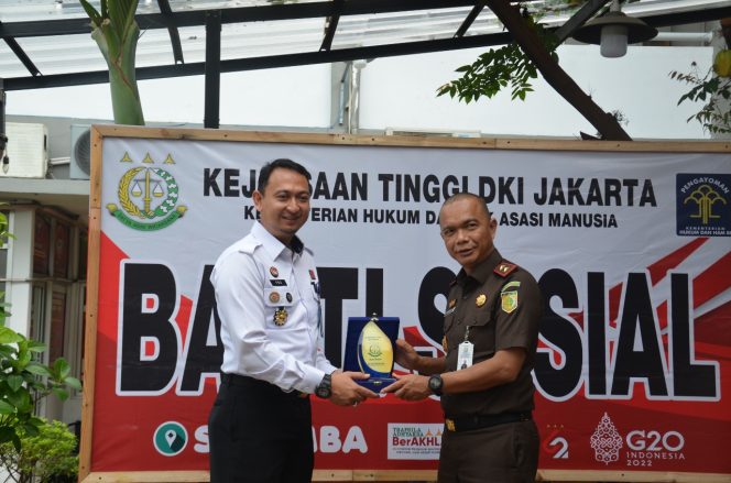 
					Sembari Meninjau, Kejati DKI Jakarta Berikan Bantuan ke Warga Binaan di Lapas Salemba