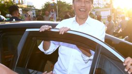 Presiden Jokowi Dodo Saat Tiba dan Menyapa Warga Kota Baubau, Provinsi Sulawesi Tenggara