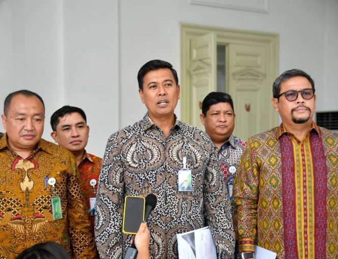 
					Presiden RI Joko Widodo (Jokowi) didampingi Menteri Sekretaris Negara Pratikno menerima kunjungan Dirut Anggoro Eko Cahyo
dan Dewan Direksi Badan Penyelenggara Jaminan Sosial (BPJS) Ketenagakerjaan, pada Jumat (07/10/2022), di Istana Merdeka, Jakarta. (foto : setkab.go.id)

