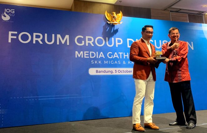 
					Sekretaris SKK Migas Taslim Z. Yunus bersama Gubernur Ridwan Kamil dalam pembukaan kegiatan Forum Grup Discussion (FGD) media gathering SKK Migas dan KKKS di Bandung senin 3 oktober 2022 ( foto: INANEWS)