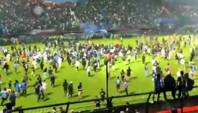 
					Suporter sepak bola pada pertandingan Persebaya vs Arema Malang di stadion Kanjuruhan Malang pada sabtu 1 oktober 2022 (foto : inanews)