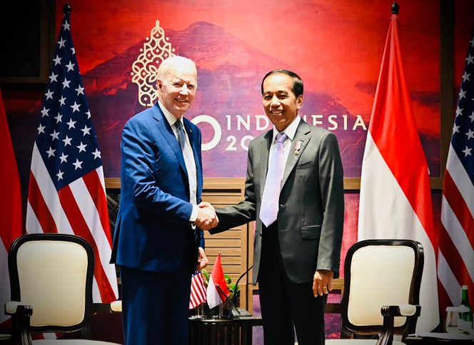 
					Presiden Joko Widodo menyalami Presiden Amerika Serikat Joe Biden di lokasi pelaksanaan KTT G20, Nusa Dua, Bali, Selasa (15/11/2022). (Foto : Media Center G20 Indonesia)