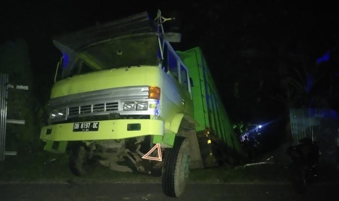 
					Diduga Over Kapasitas, Dum Truck Bermuatan Ribuan Es Balok Tergelincir