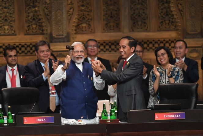 
					Presiden Joko Widodo (kanan) menyerahkan palu kepemimpinan G20 kepada Perdana Menteri India Narendra Damodardas Modi (kiri) pada penutupan Working Session 3 KTT G20 Indonesia 2022 di Nusa Dua, Bali, Rabu (16/11/2022). ANTARA FOTO/Media Center G20 Indonesia/Zabur Karuru/nym.
