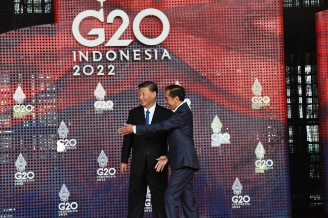
					President Jokowi Widodo (right) greets President of the People's Republic China Xi Jinping at G20 Summit Indonesia venue in Nusa Dua, Bali, Tuesday (11/15/2022). Media Center G20 Indonesia/Sigid Kurniawan/nym/hd/22.