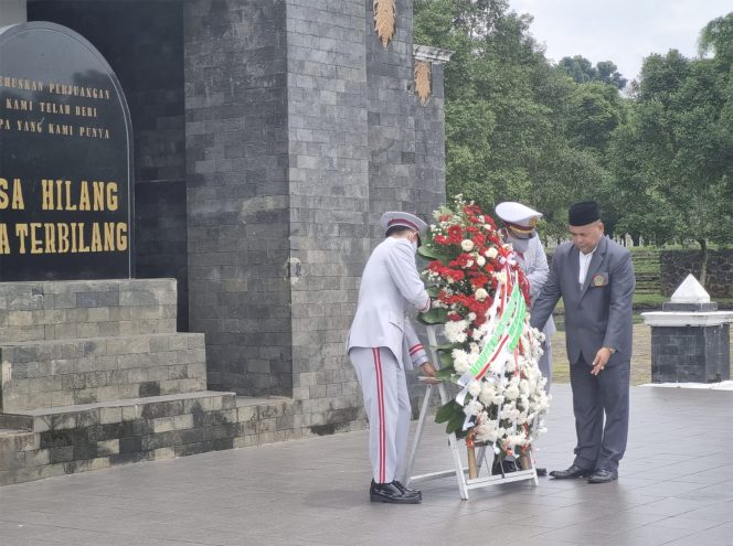 
					Kenang Jasa Pahlawan, Universitas Moestopo Ziarah ke Taman Makam Pahlawan Cikutra / Foto: Dok UPDM (B)