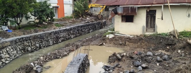 
					Tidak Memasang Papan Proyek, Proyek Normalisasi Anak Sungai Malendeng diduga “Siluman”
