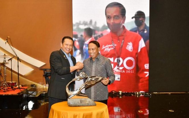 
					Malam Anugrah IMI Award Kukuhkan Presiden Joko Widodo Sebagai Bapak Otomotif Indonesia