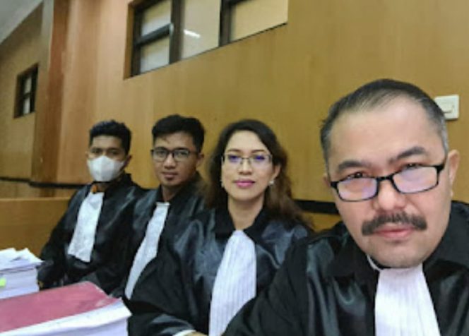 
					Advokat Deasy Anna Victorina (ketiga dari kiri) bersama pengacara Kamarudin Simanjuntak ( foto : istimewa)