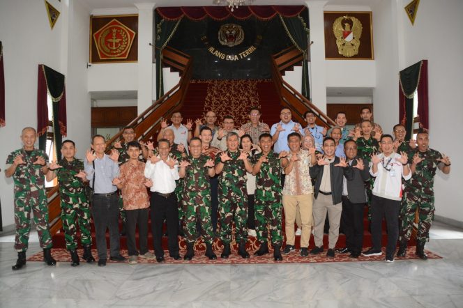 
					Pangdam Siliwangi Silahturahmi dengan 143 HRD di Jawa Barat