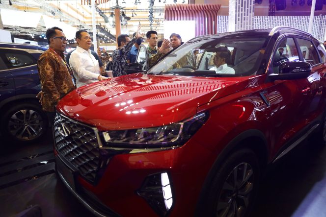 
					Presiden Republik Indonesia Joko Widodo bersama Ketua MPR RI,  Bambang Soesatyo kunjungi booth Chery di ajang IIMS 2023 ( foto : istimewa)