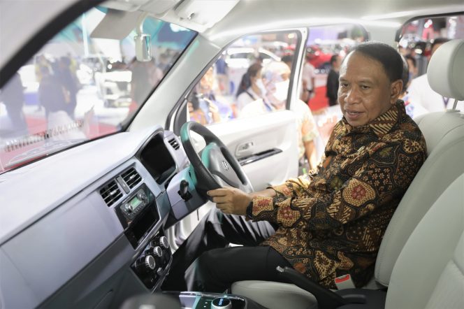 
					Sebelum Mundur Sebagai Menpora, Zainudin Amali Naiki Mobil Esemka di IIMS 2023