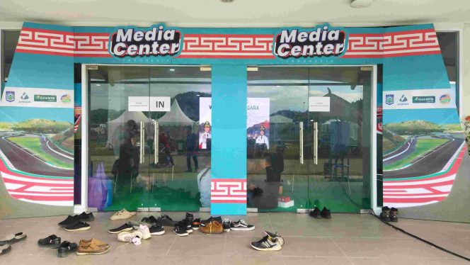 
					Sukseskan Event WBSK  KaDis Kominfo Provinsi NTB Launching Media Center Indonesia di Sirkuit Mandalika