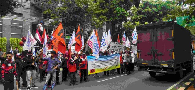 
					Ratusan Eks Buruh PT Elteha Internasional Kepung Pengadilan Negeri  Jakarta Pusat