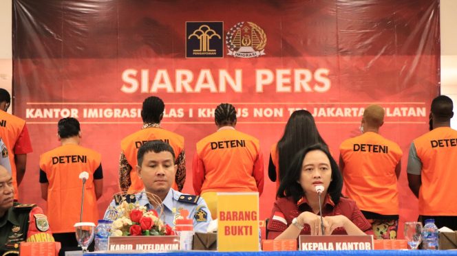 
					Imigrasi Jakarta Selatan Deportasi 8 Orang WNA Yang Langgar Ijin Tinggal