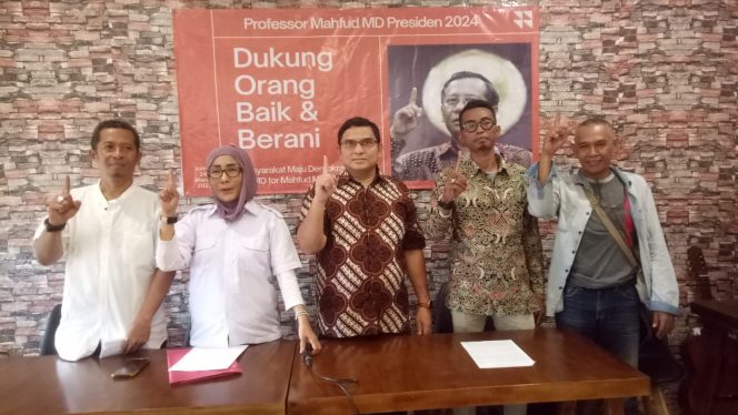 
					Masyarakat Maju Demokratis saat melakukan konferensi pers pada jumat 24 maret 2023, di Cubes Cafe Jakarta. MMD mengumumkan nama  Mahfud MD sebagai Capres 2024 ( foto : INAnews)