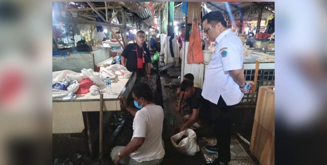 
					Jacobus Turun Langsung Membersihkan Selokan Di Pasar Ikan Winenet