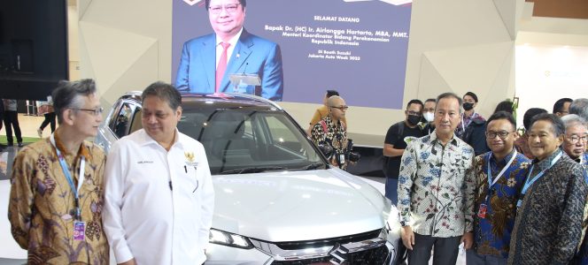
					Menko Ekonomi Airlangga Tengok Suzuki Grand Vitara di JAW 2023