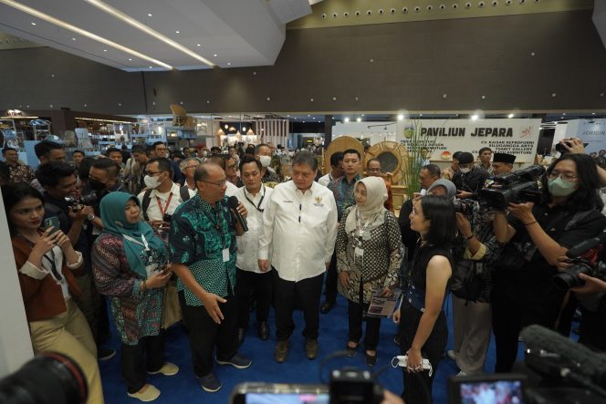 
					Menteri Koordinator Bidang Perekonomian, Airlangga Hartarto saat berkeliling di acara pembukaan IFEX 2023 (foto : IFEX)