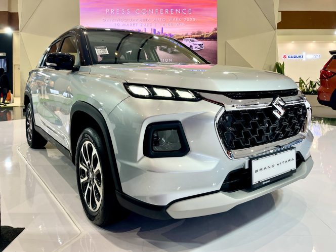 
					Suzuki Grand Vitara hadir dengan dua varian, yaitu GX dan GL. di GAIKINDO Jakarta Auto Week (foto : INANews)