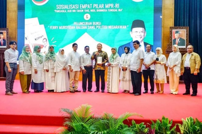 
					Bamsoet Hadiri Peluncuran Buku Ferry Mursyidan Baldan “Sang Politisi Negarawan”